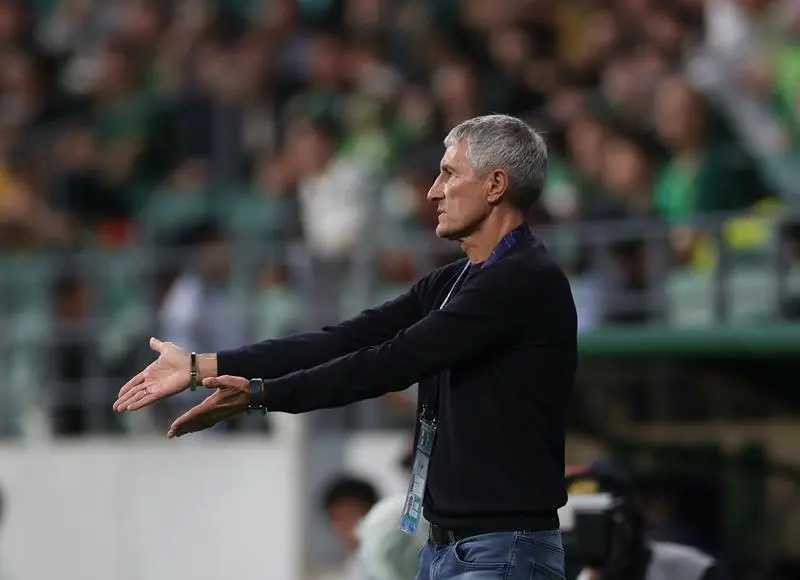 开云体育iOS版下载-埃因霍温迎意大利杯关键赛，集结日更衣室发声，媒体盛赞，资深球员宣示担当的简单介绍